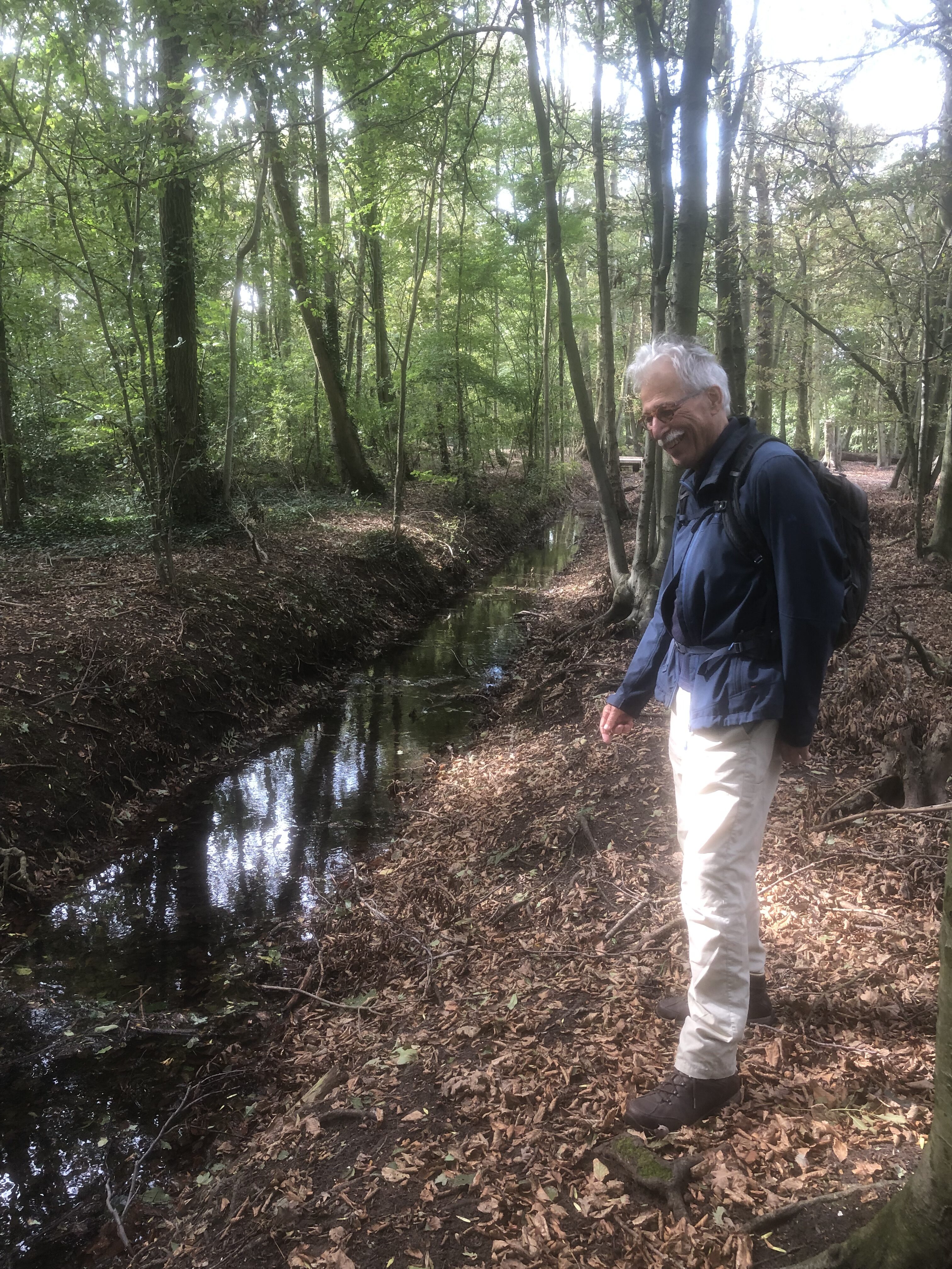 Hans wijst op de beek bij Westerhout (foto Gert van der Laan)