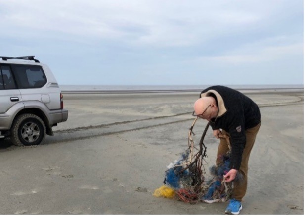 Marcel Fennis verzamelt aangespoelde netten en plastic, fotografie, Gert van der Laan