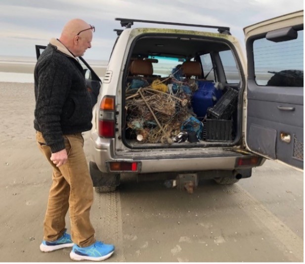 Ongeveer een halve kuub afval, verzameld in anderhalf uur, fotografie Gert van der Laan
